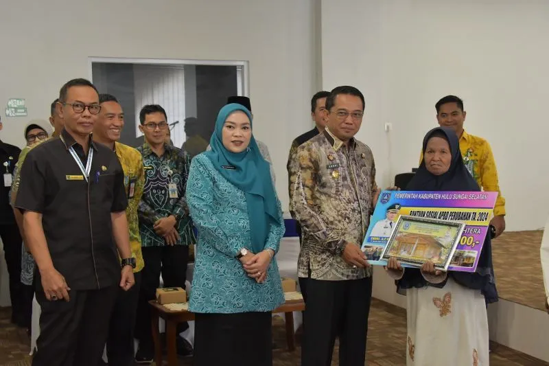 Pj Bupati HSS Salurkan Bansos Untuk 299 Penerima Manfaat