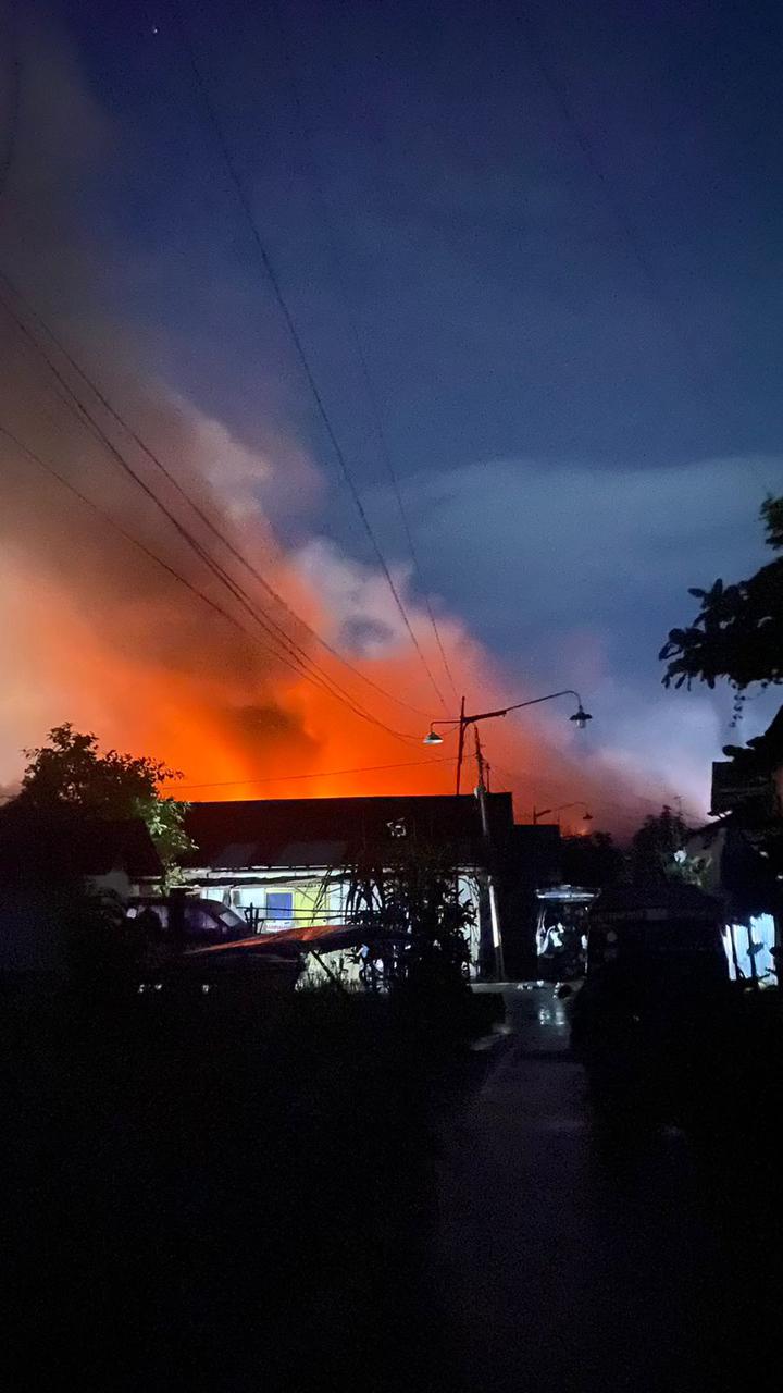 Kebakaran Hebat di Gudang Plastik Banjarmasin, Satu Relawan Tewas