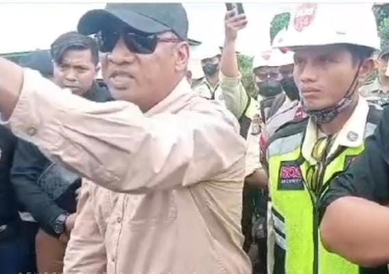 Tegang! Massa Petani dan Petugas Berau Coal Nyaris Bentrok