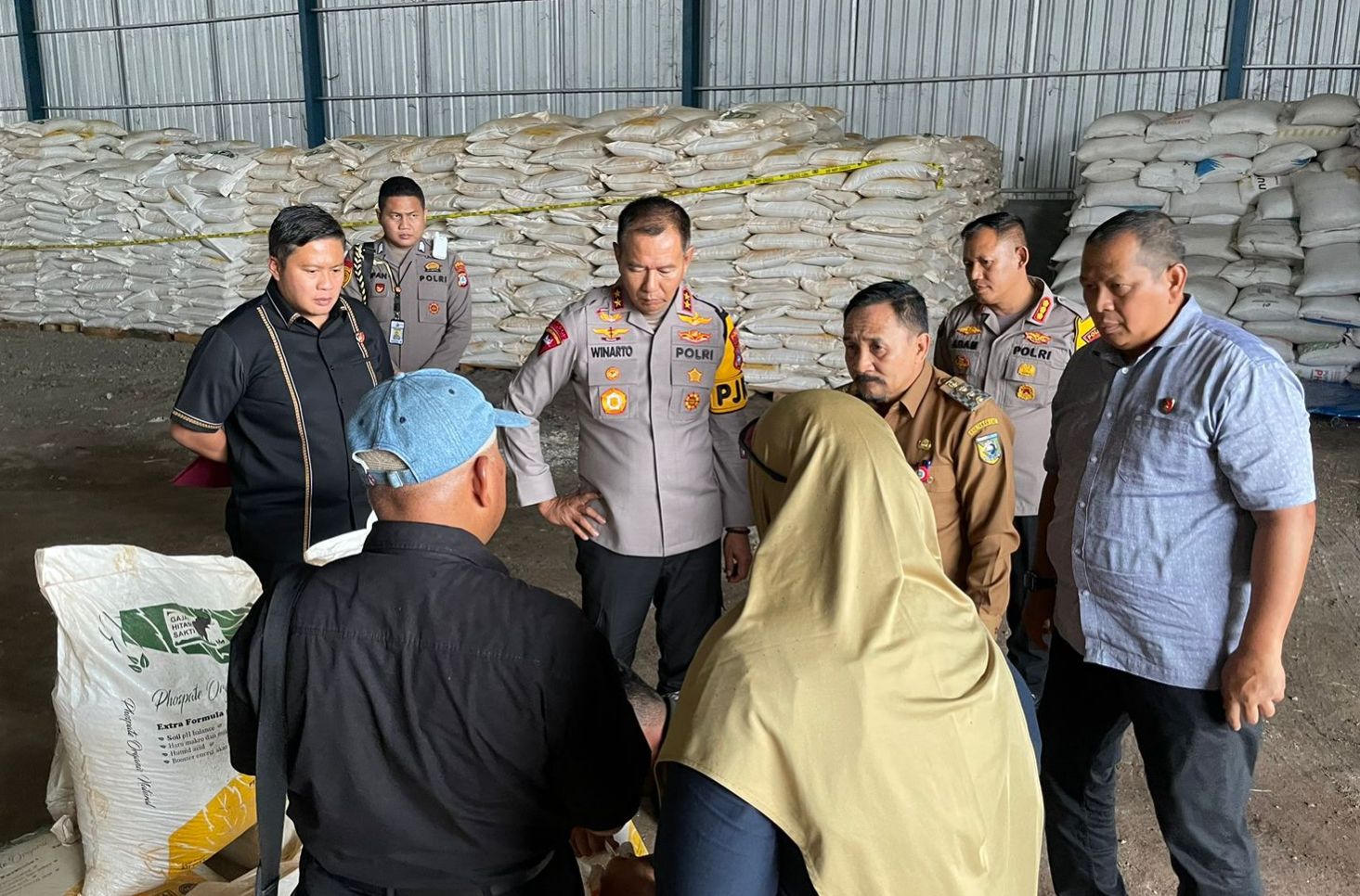 Polisi Gerebek Gudang Penyimpanan 13.500 Sak Pupuk Organik Ilegal di Banjarbaru
