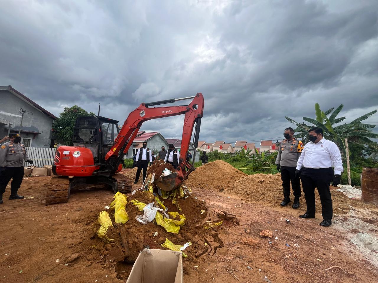 Polda Kalsel Bongkar Penimbunan Limbah Medis Berbahaya di Kabupaten Banjar