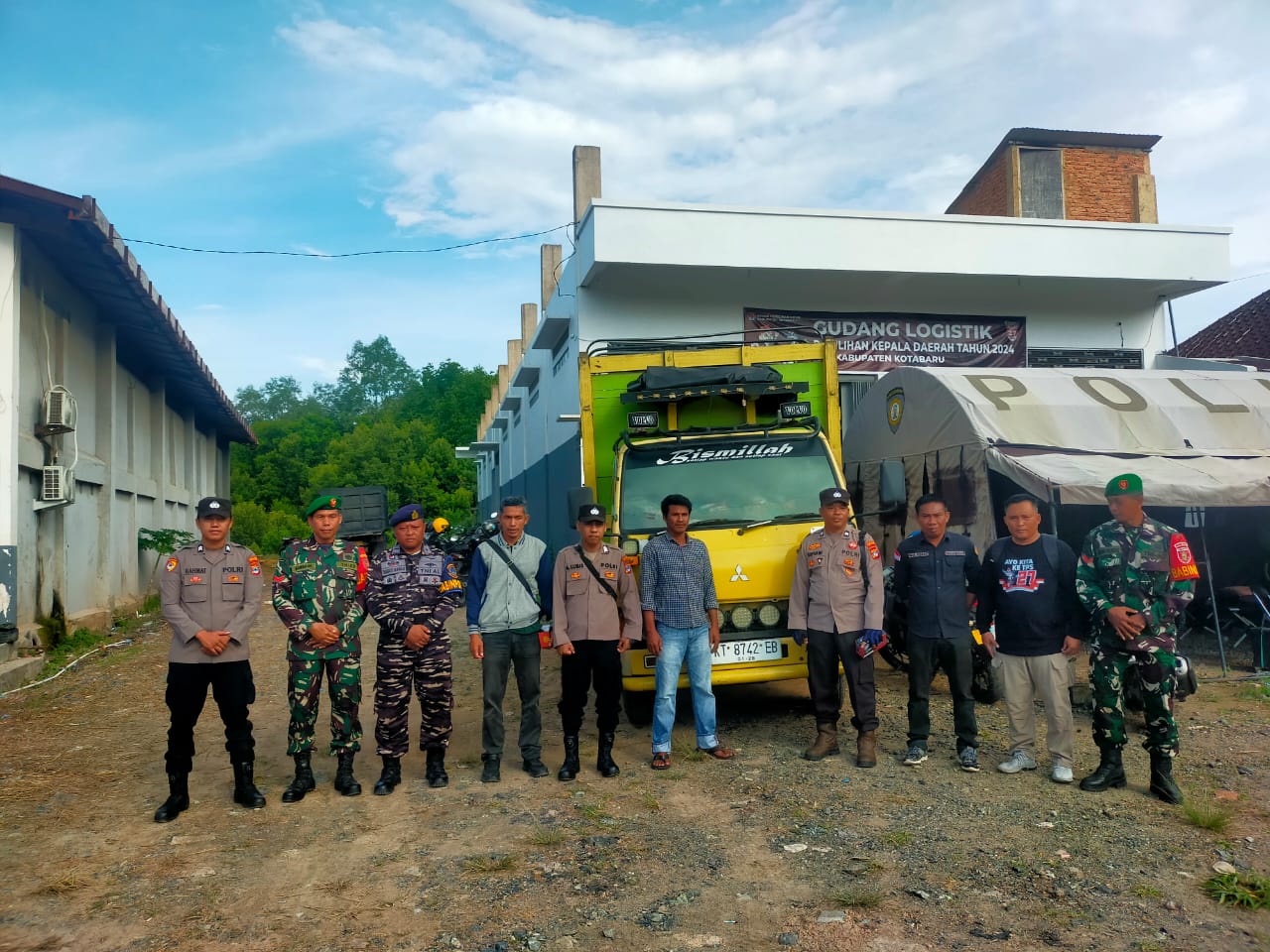 Pengawalan Distribusi Logistik Pilkada di Pamukan Selatan