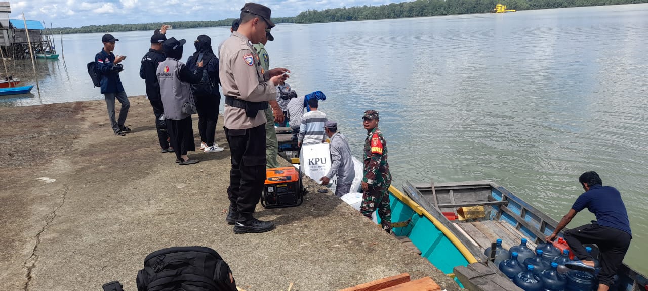 Petugas Kawal Distribusi Logistik Pilkada Pakai Kelotok ke Pelosok Kotabaru