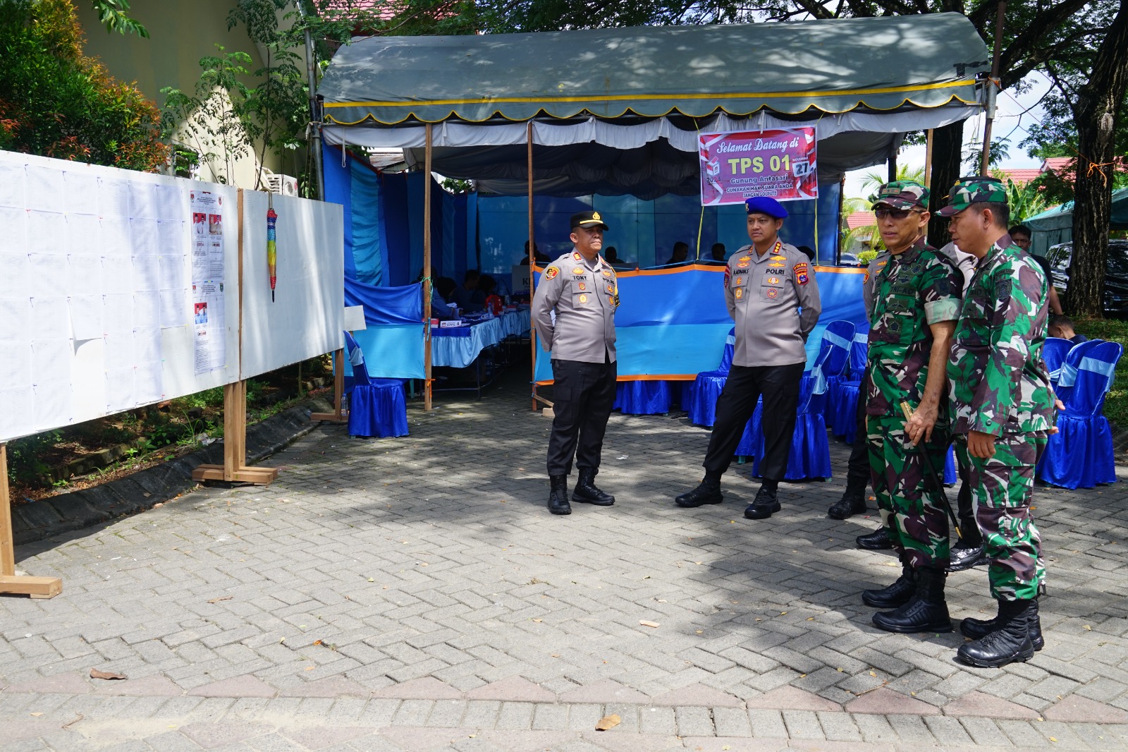 TNI dan Polri Meninjau Beberapa TPS Pilkada Serentak