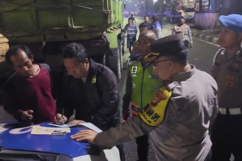 Petugas Paksa Putar Balik 93 Truk Tambang, Satu Sopir Positif Pakai Narkoba