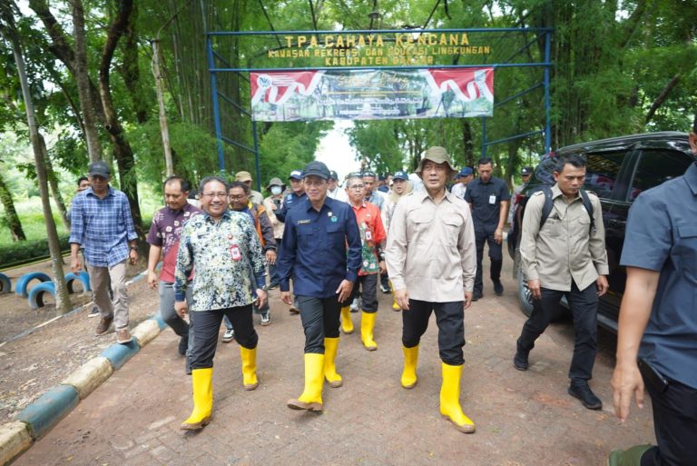 Muhidin dan Menteri Lingkungan Hidup Rakor Pengendalian Sampah