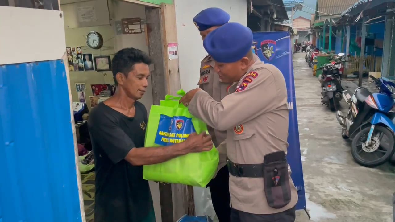 Satpolairud Kotabaru Berbagi Bantuan ke Warga Pesisir Korban Banjir