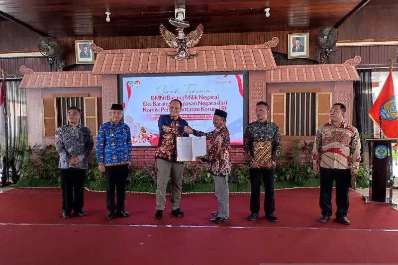KPK Hibahkan 67 Bidang Tanah Untuk Tiga Desa