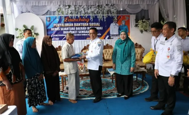 Pj Bupati HSS Salurkan Sembako dan Rastrada Untuk 2.582 KPM