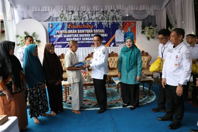 Pj Bupati HSS Salurkan Sembako dan Rastrada Untuk 2.582 KPM