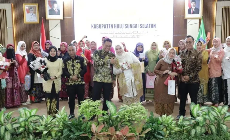 Pj Bupati HSS dan Istri Hadiri Puncak Peringatan Hari Ibu Ke-96