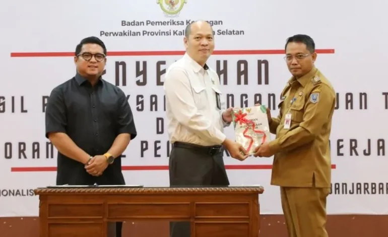 Pj Bupati HSS Hadiri Penyerahan LHP BPK RI Provinsi Kalsel