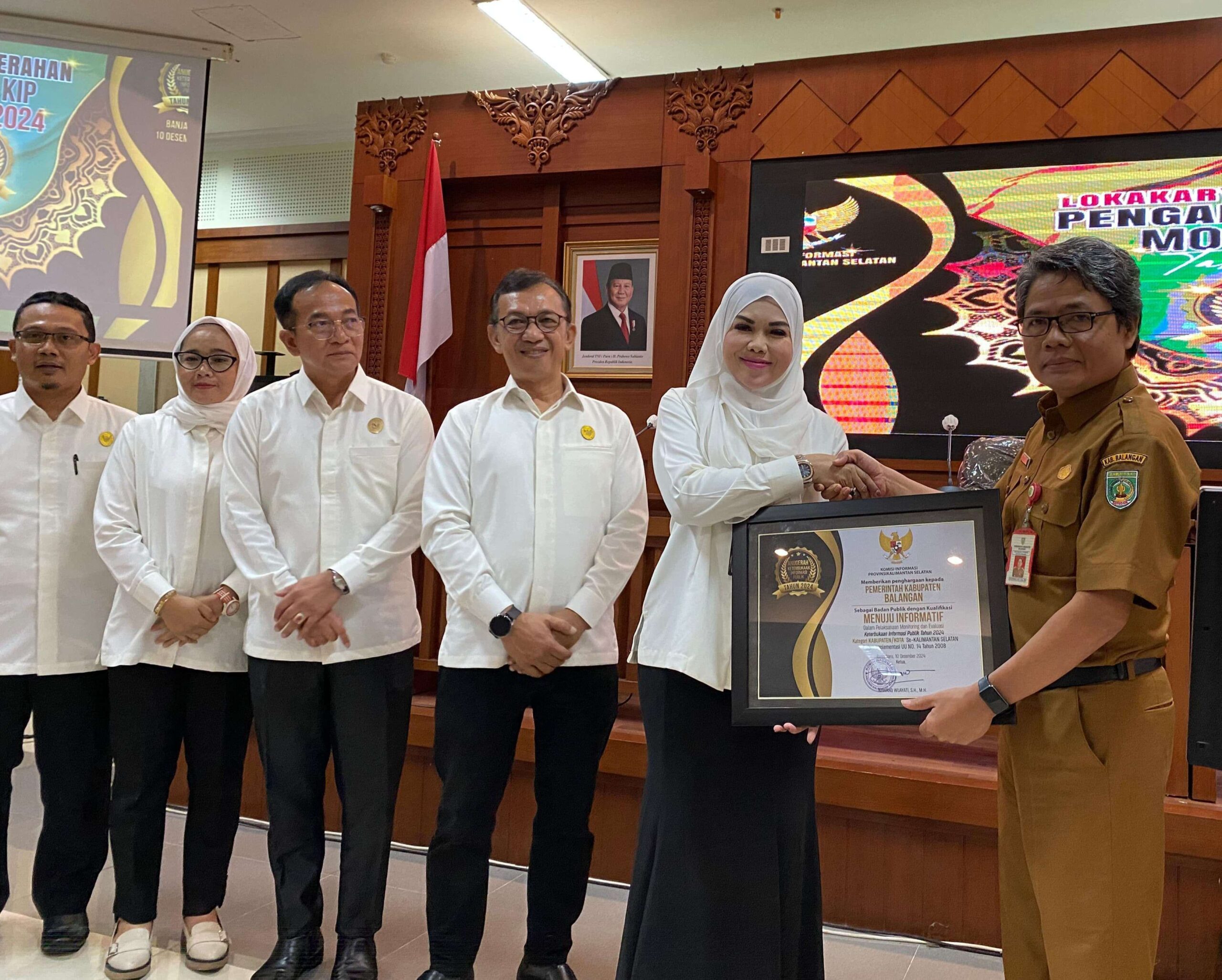Pemkab Balangan Terima Penghargaan Kategori Menuju Informatif KIP