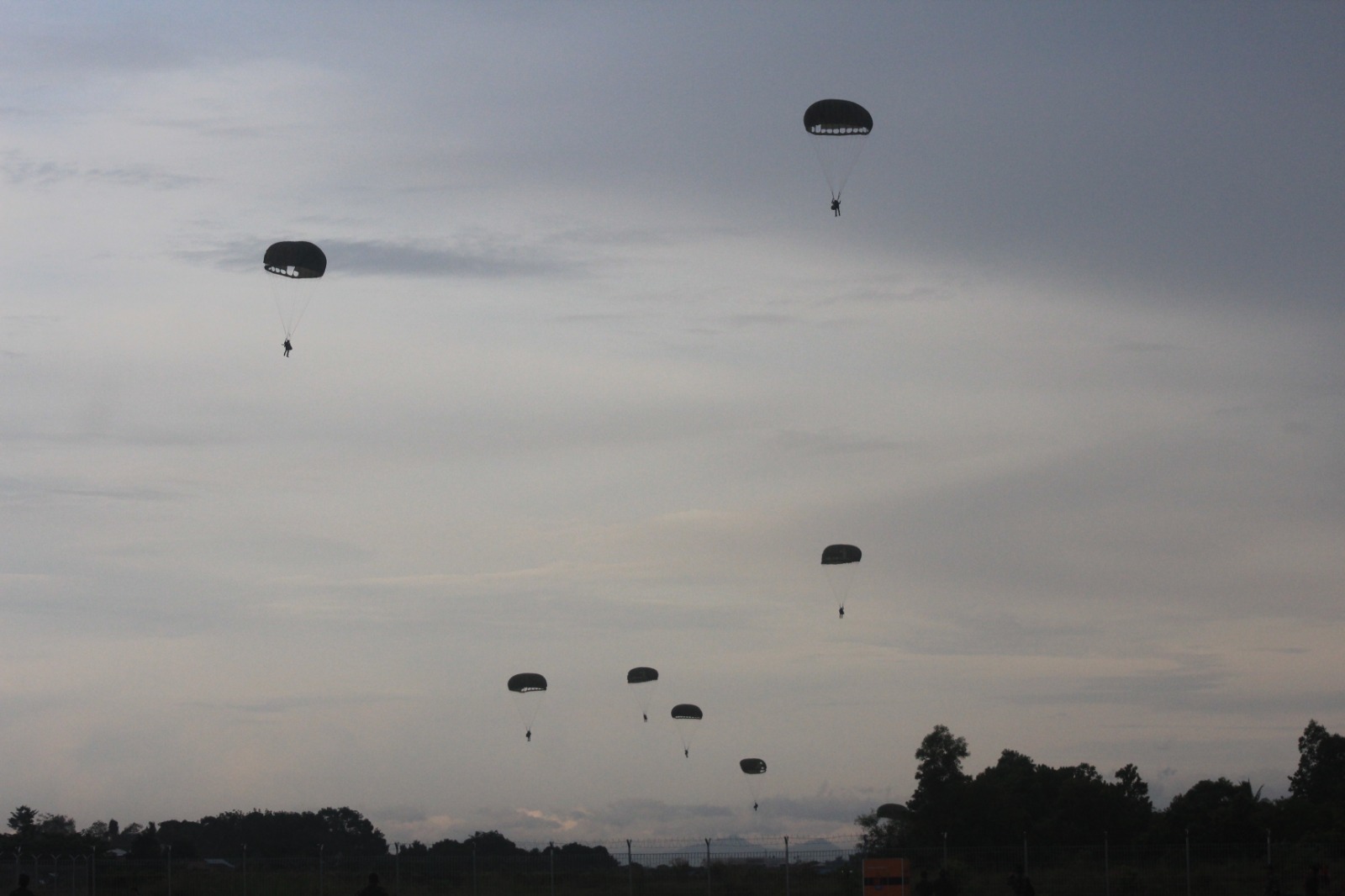 Kodim Tanbu dan Jhonlin Grup Sinergi Dukung Latihan Terjun Payung Kopassus