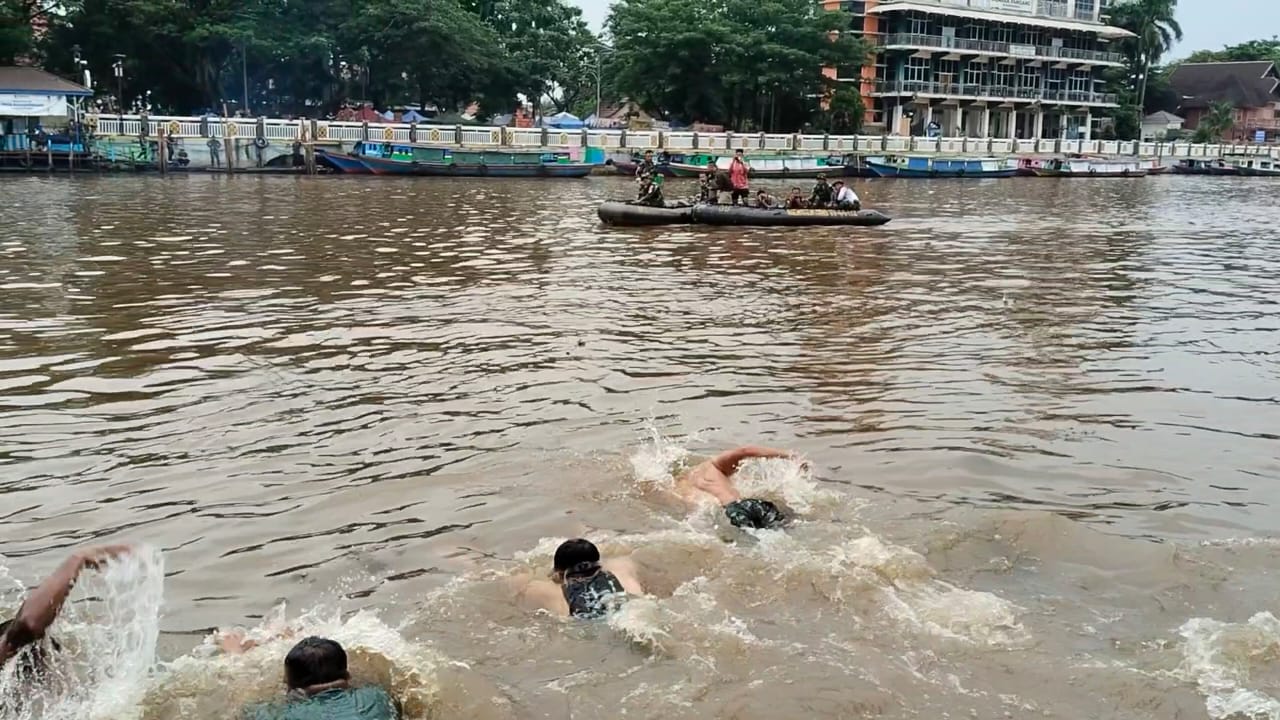 152 Orang Renang Seberangi Sungai Martapura dan Lari Gelinding Ban