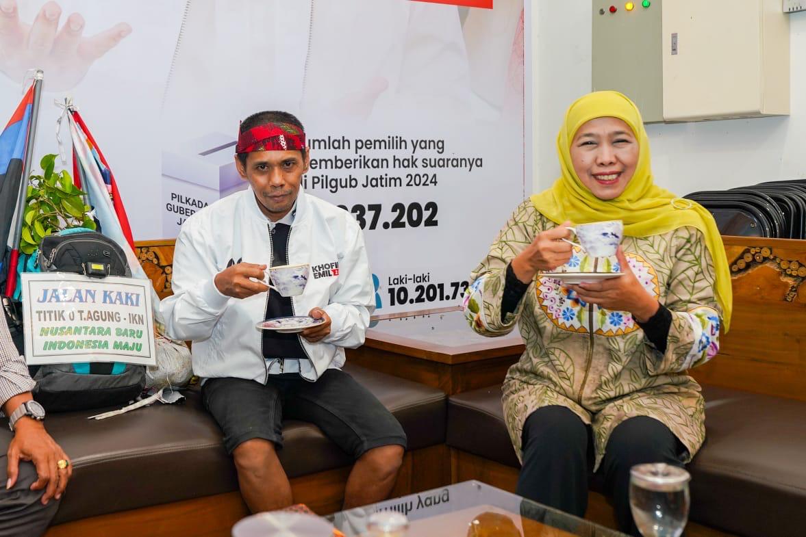 Relawan Jalan Kaki ke IKN, Khofifah Titip Udeng Madura Untuk Warga IKN