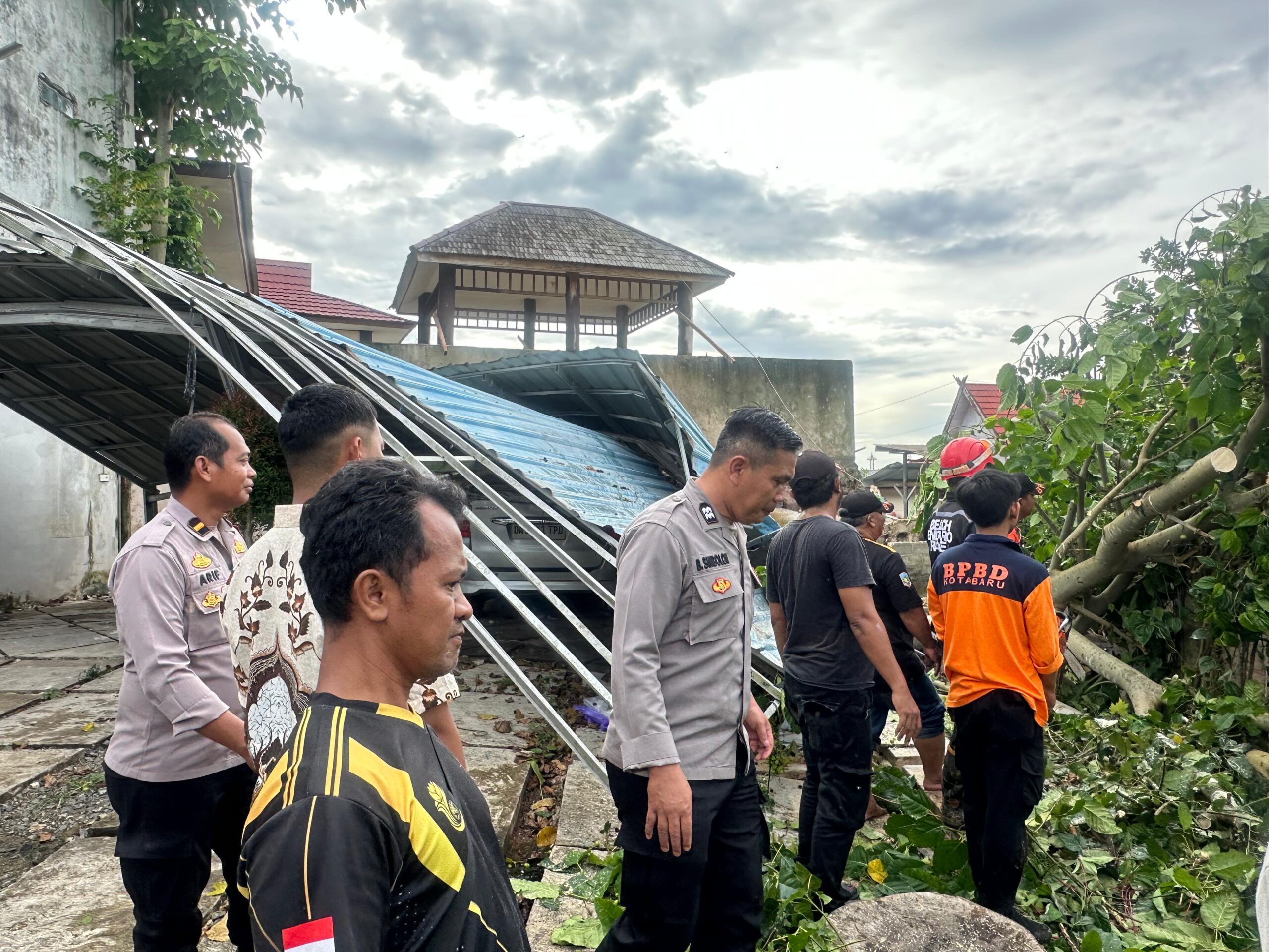 Cuaca Ekstrem Picu Pohon Tumbang Menimpa Garasi dan Mobil