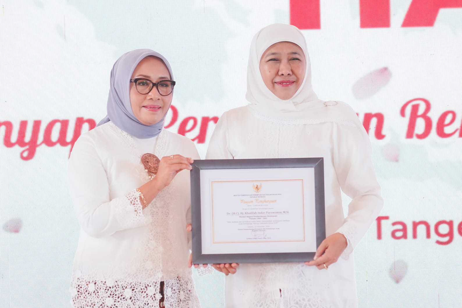 Kontribusi Nyata Untuk Perempuan dan Anak, Khofifah Terima Penghargaan Peringatan Hari Ibu