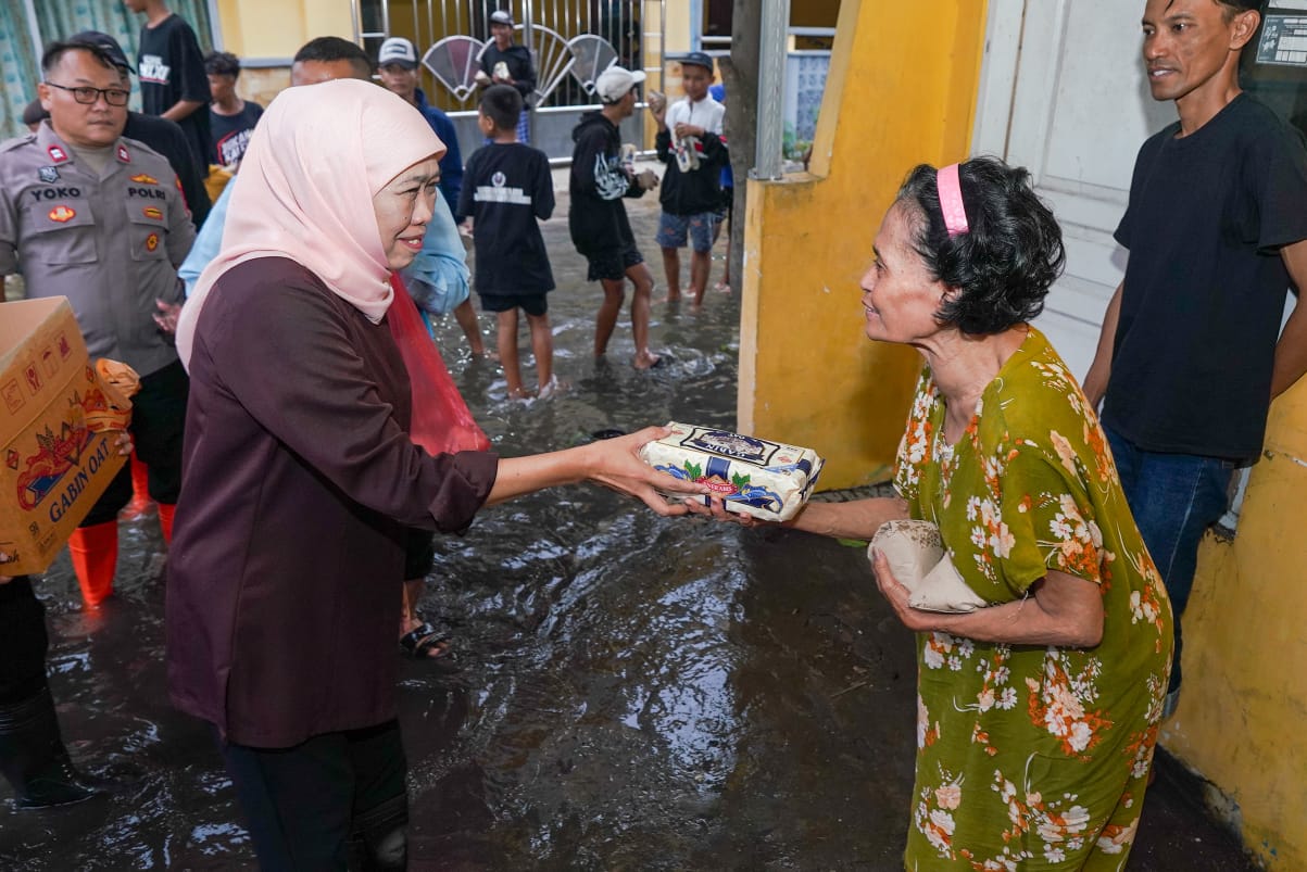 Khofifah Salurkan Bantuan Untuk Warga Terdampak Banjir
