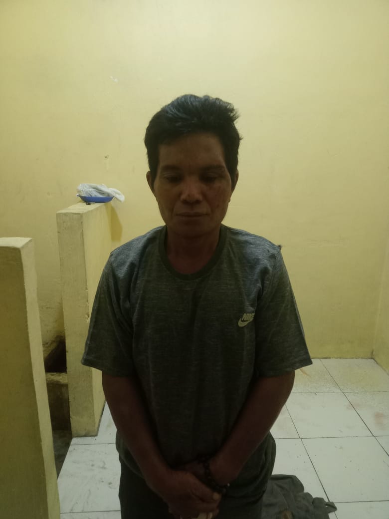 Pria Ini Acungkan Parang Sambil Teriak-teriak Akibat Mabuk