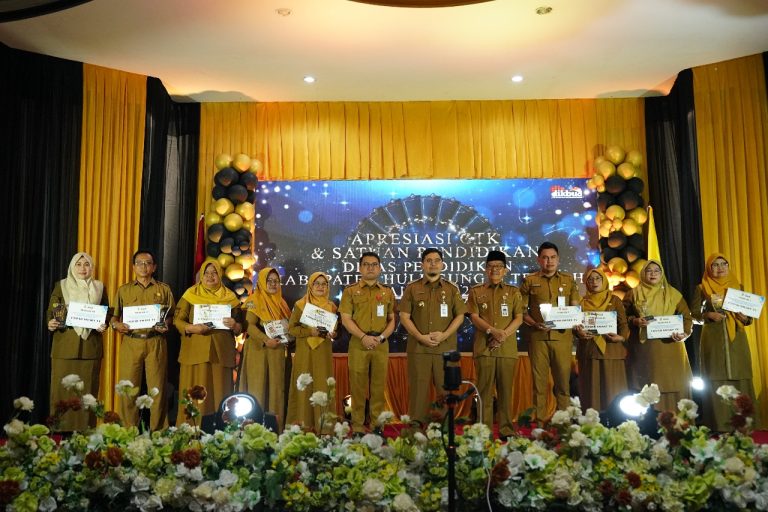 Pemkab HST Beri Penghargaan Guru dan Tenaga Pendidik