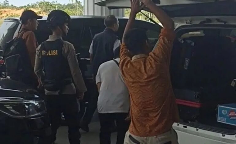 Tim KPK Geledah Kantor Dinas Perhubungan dan Bakesbangpol