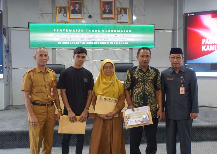 Pemkab Balangan Beri Tanda Kehormatan Satya Lancana Karya Satya