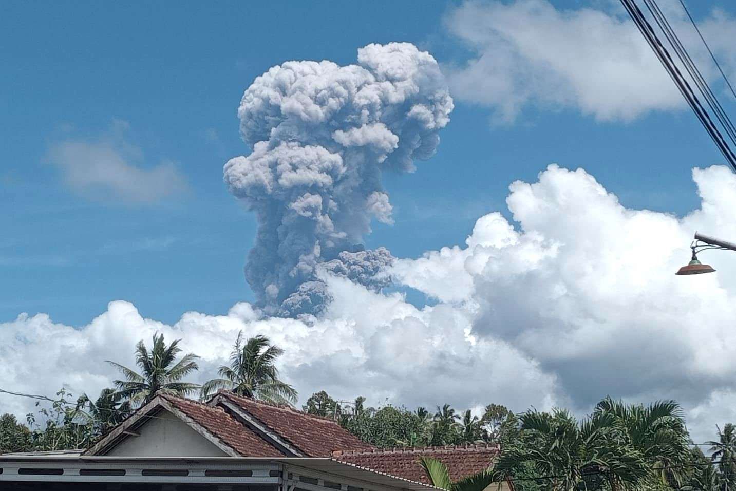 Gunung Raung Erupsi Munculkan Asap Setinggi 2.000 Meter