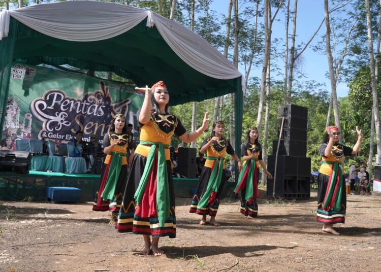 Dispora Balangan Gelar Pentas Seni dan Ekraf di Gunung Batu