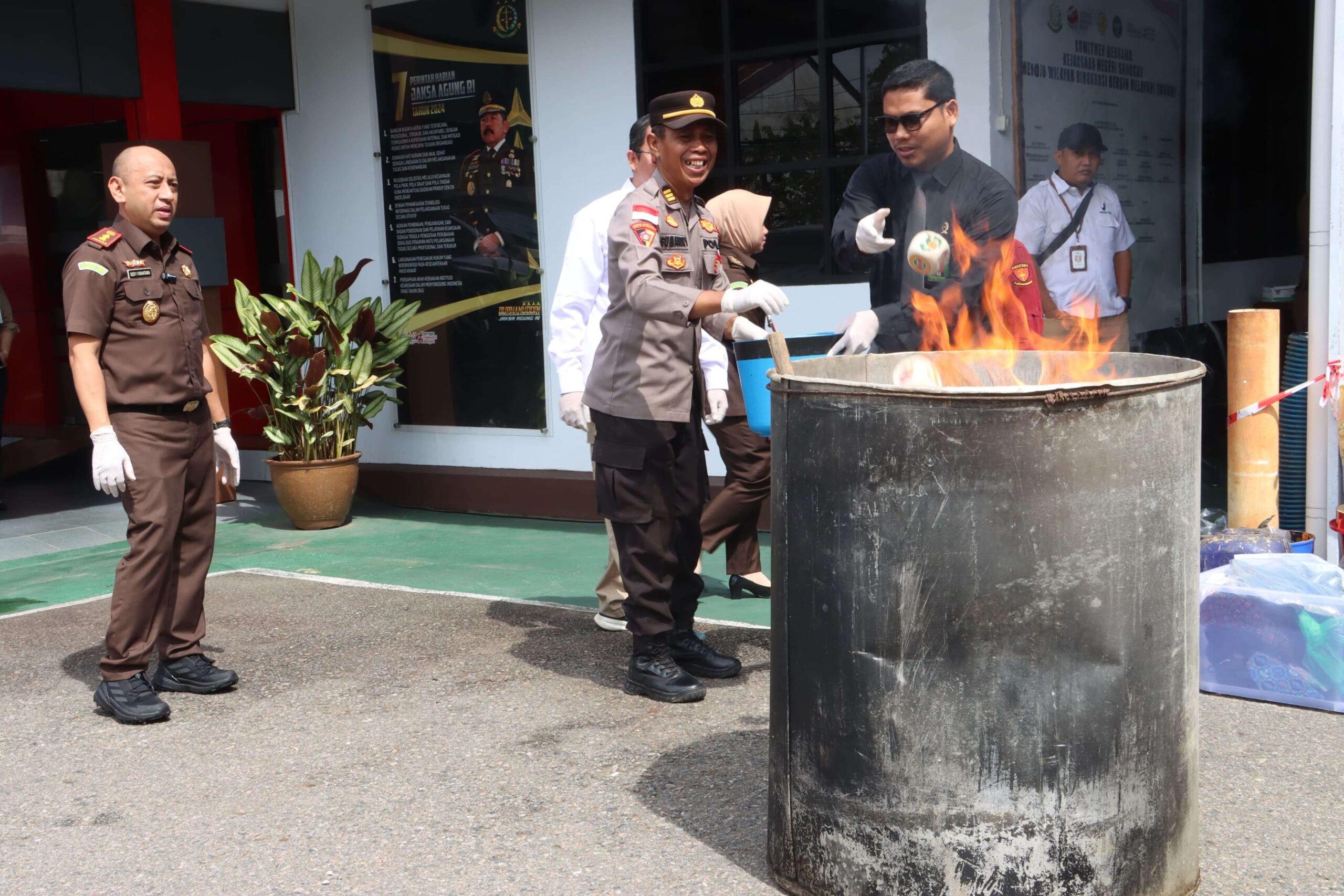 Kejaksaan Sanggau Musnahkan 68 Barbuk Perkara Pidana