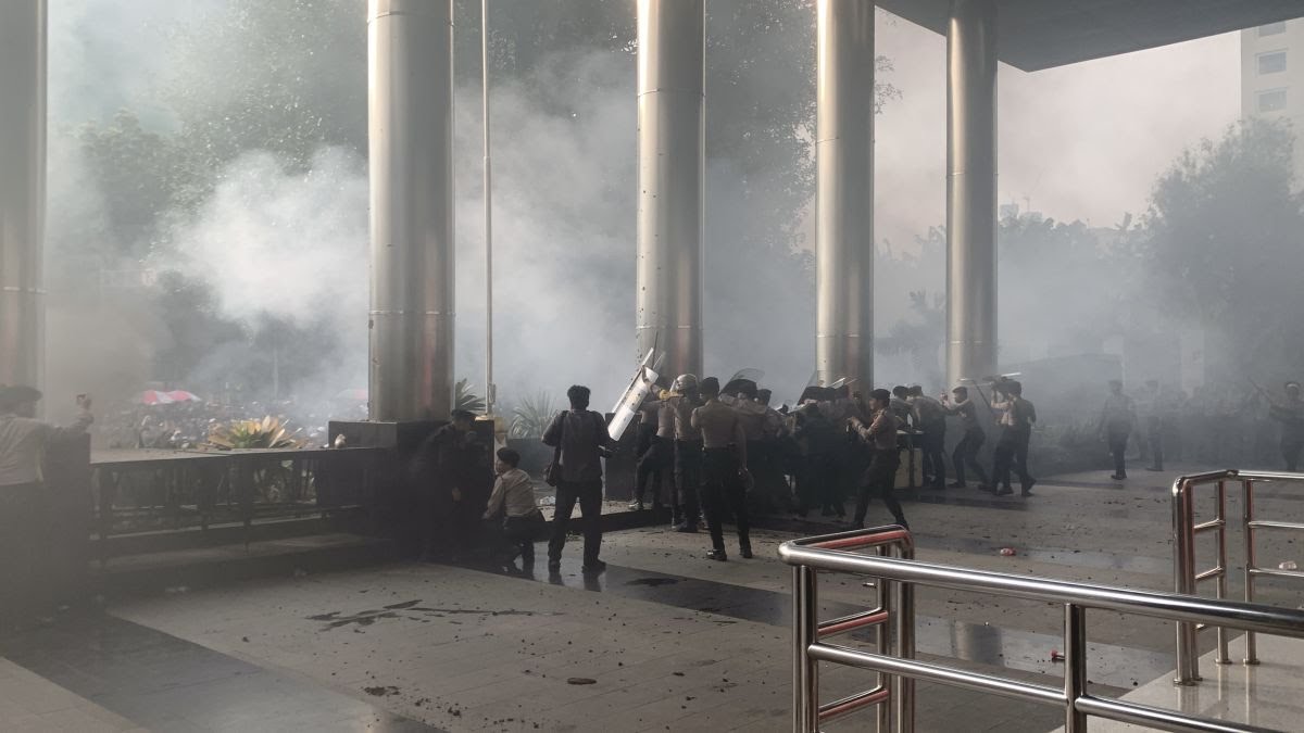 Massa Melempari Gedung KPK: Desak Harun Masiku Ditangkap