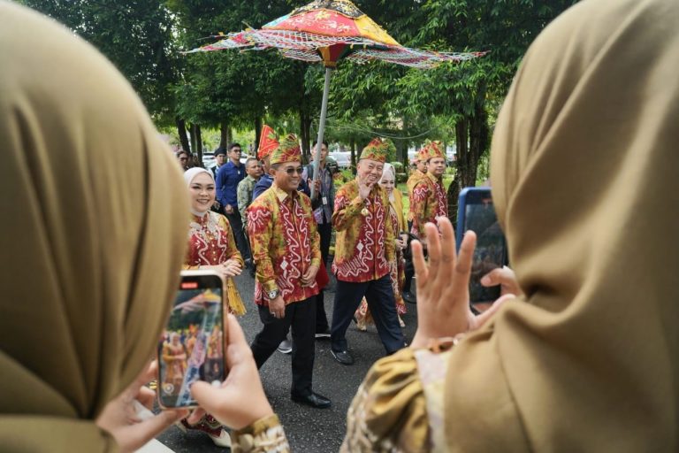 Plt Gubernur Kalsel Hadiri Puncak HUT Ke-74 Kabupaten HSS
