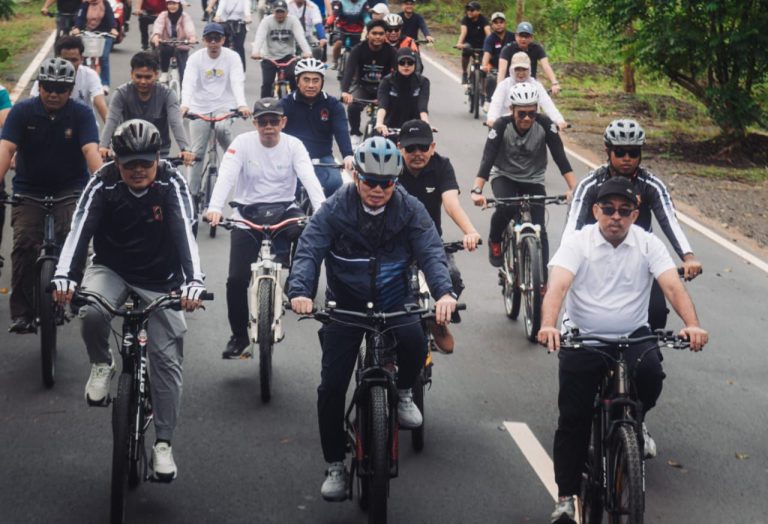 Muhidin dan Pegawai Pemprov Kalsel Gowes Sepeda Pererat Silaturahmi