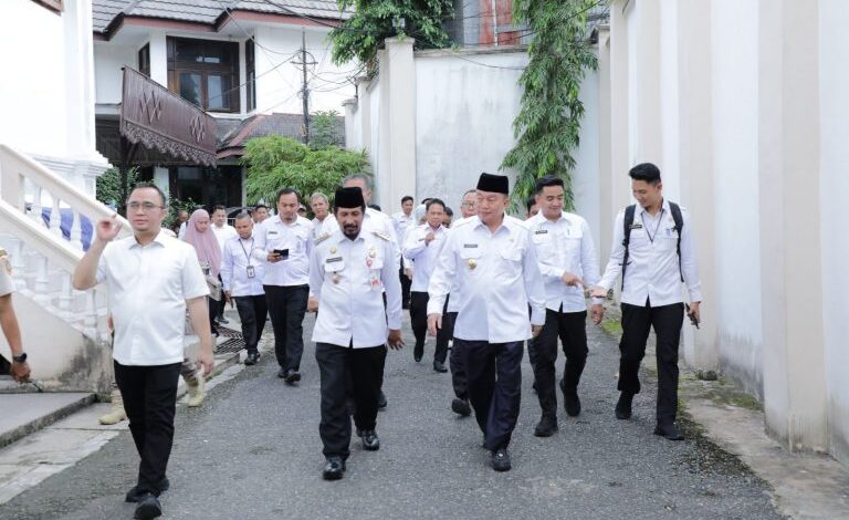 H. Muhidin Cek Rumah Dinas Gubernur Kalsel, Usulkan Lapangan Tenis