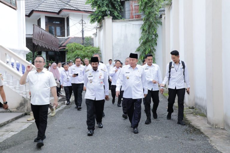 H. Muhidin Cek Rumah Dinas Gubernur Kalsel, Usulkan Lapangan Tenis