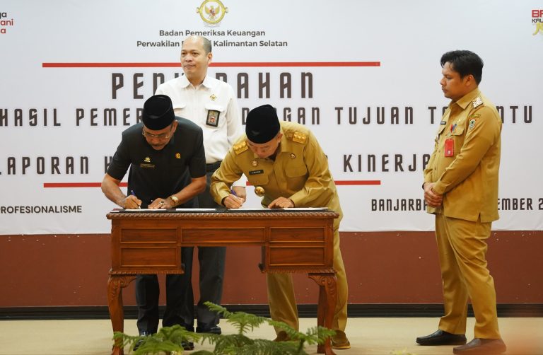 Gubernur Kalsel Terima Penyerahan Laporan Hasil Pemeriksaan BPK