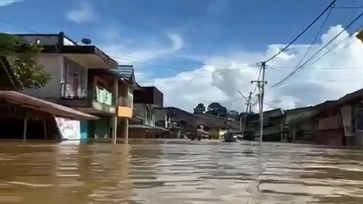 Banjir Lebih Parah Genangi Landak, Ketinggian Air 2 Meter