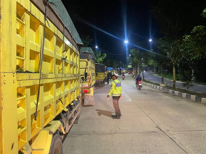 Polisi Tegur 14 Truk Yang Parkir di Kawasan Tertib Lalin Balangan