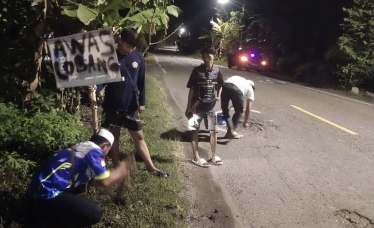 Tekan Kecelakaan, Relawan Balangan Pasang Penanda Jalan Rusak