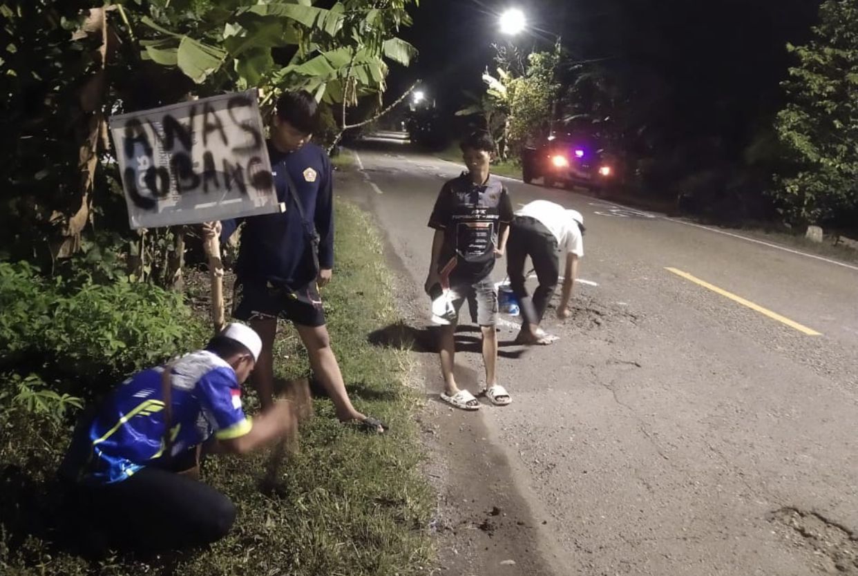 Tekan Kecelakaan, Relawan Balangan Pasang Penanda Jalan Rusak