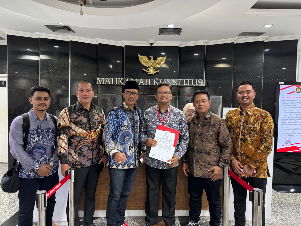 Daftar di MK, Tim Hukum Khofifah-Emil Kawal 12 Juta Suara Warga Jatim