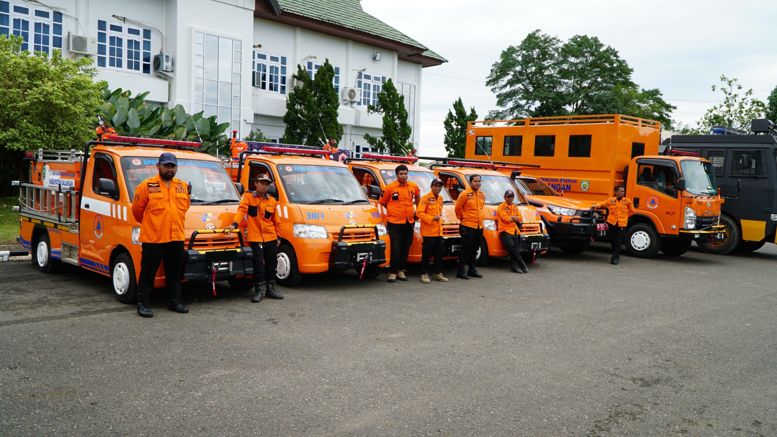 BPBD Balangan Distribusikan Empat Mobil Damkar Mini dan Pasang Alat EWS