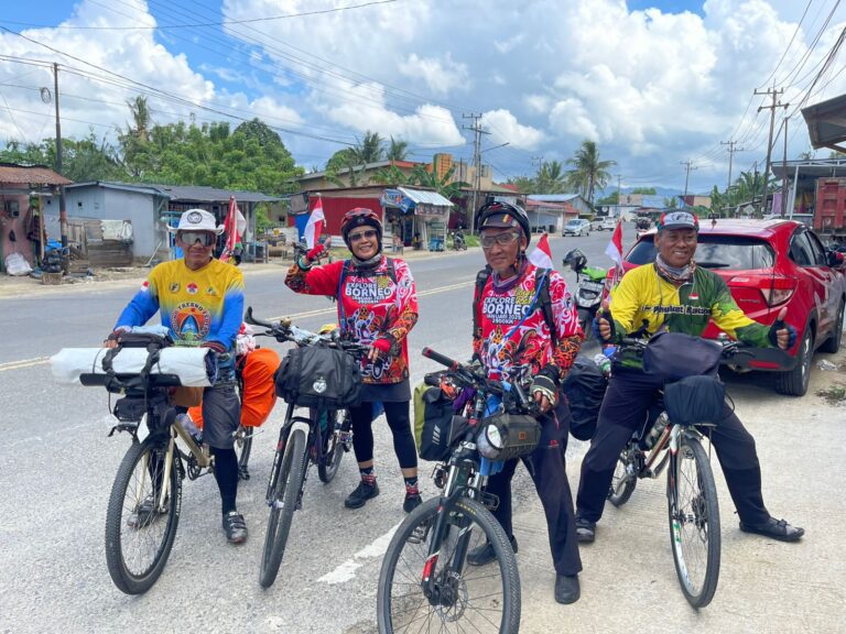 Tujuh Pesepeda Jelajah Pulau Borneo 29 Ribu Kilometer
