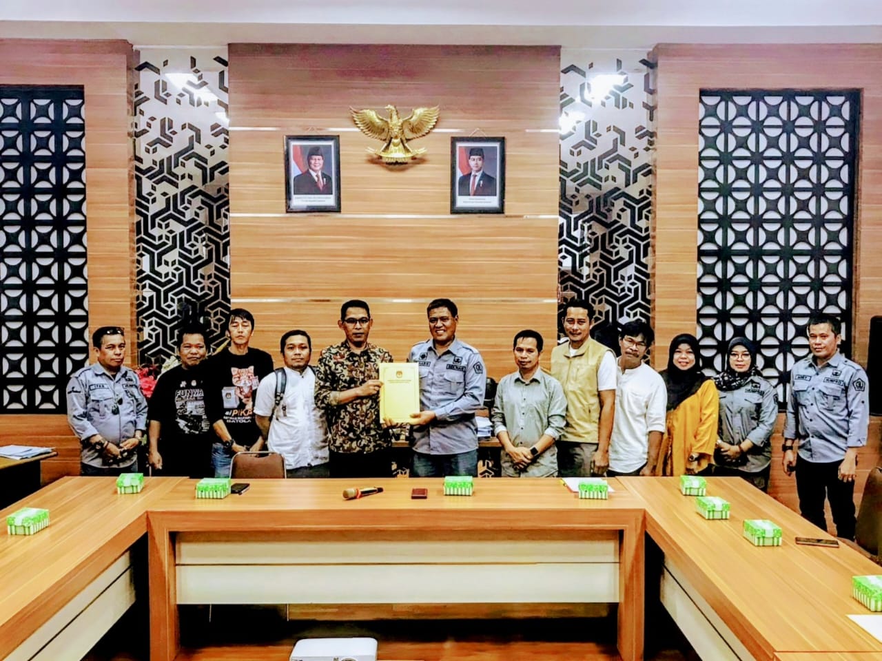 Sekwan Batola Terima SK KPU Penetapan Bupati dan Wabup Terpilih