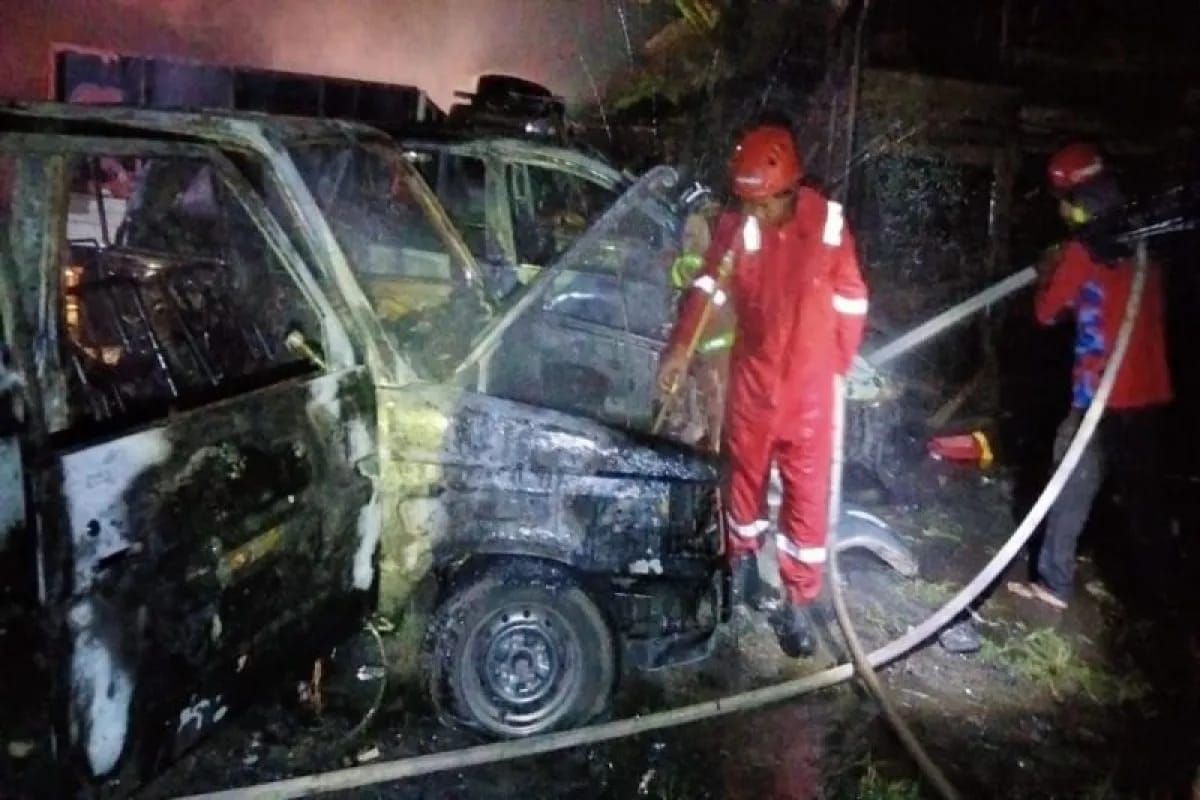 Tiga Mobil Hangus Akibat Kebakaran Bengkel di Palangkaraya