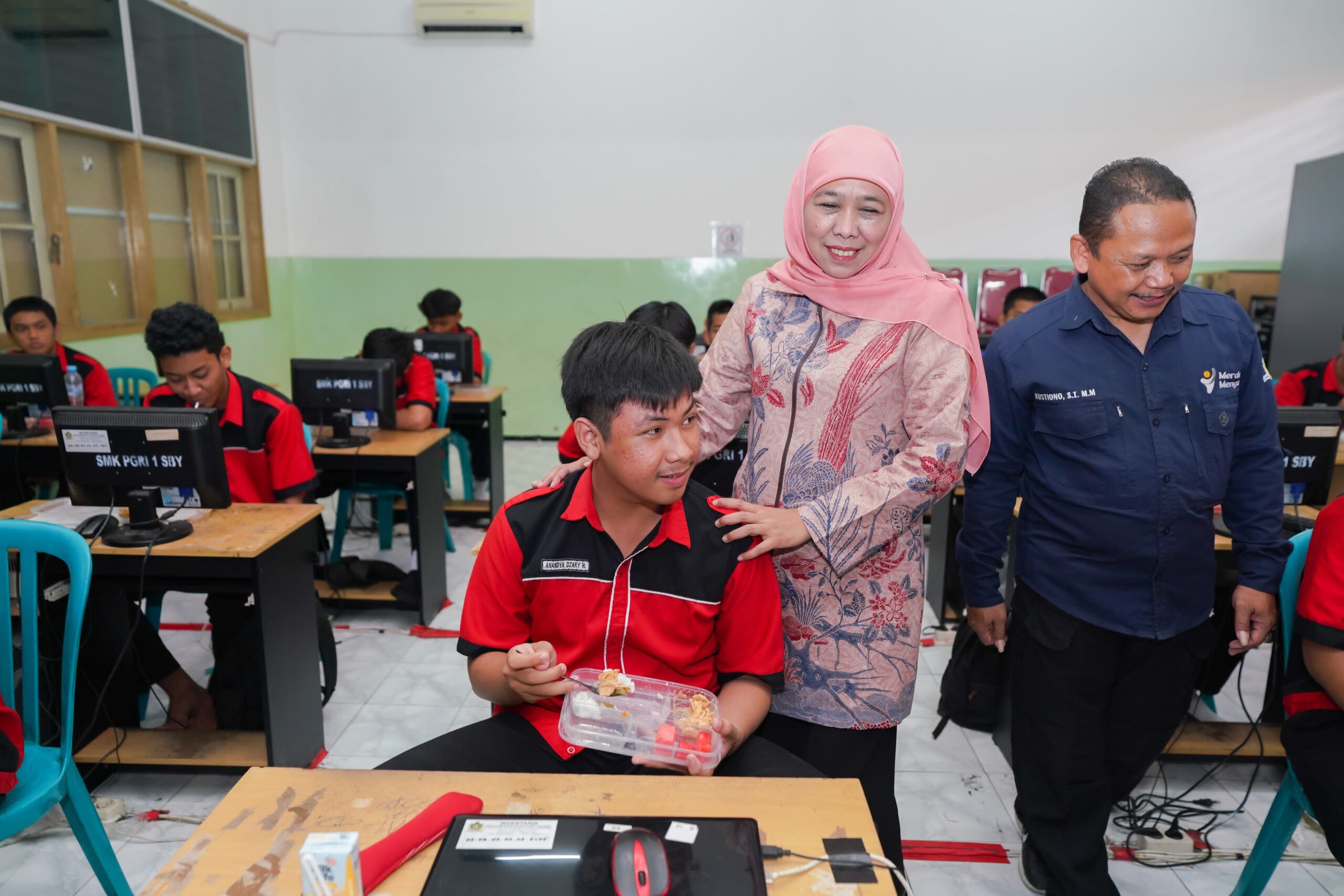 Khofifah Tinjau 2 Sekolah Hari Pertama MBG: IQ Siswa Meningkat dengan Makanan Sehat Bergizi