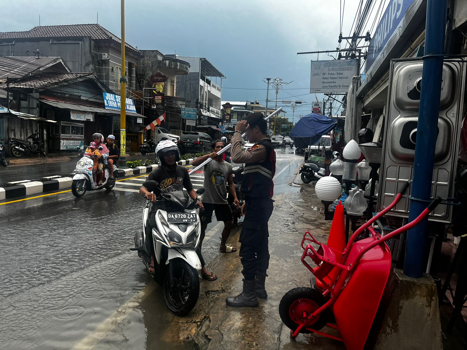 Hujan Deras Picu Rawan Banjir Beberapa Ruas Jalan di Kotabaru