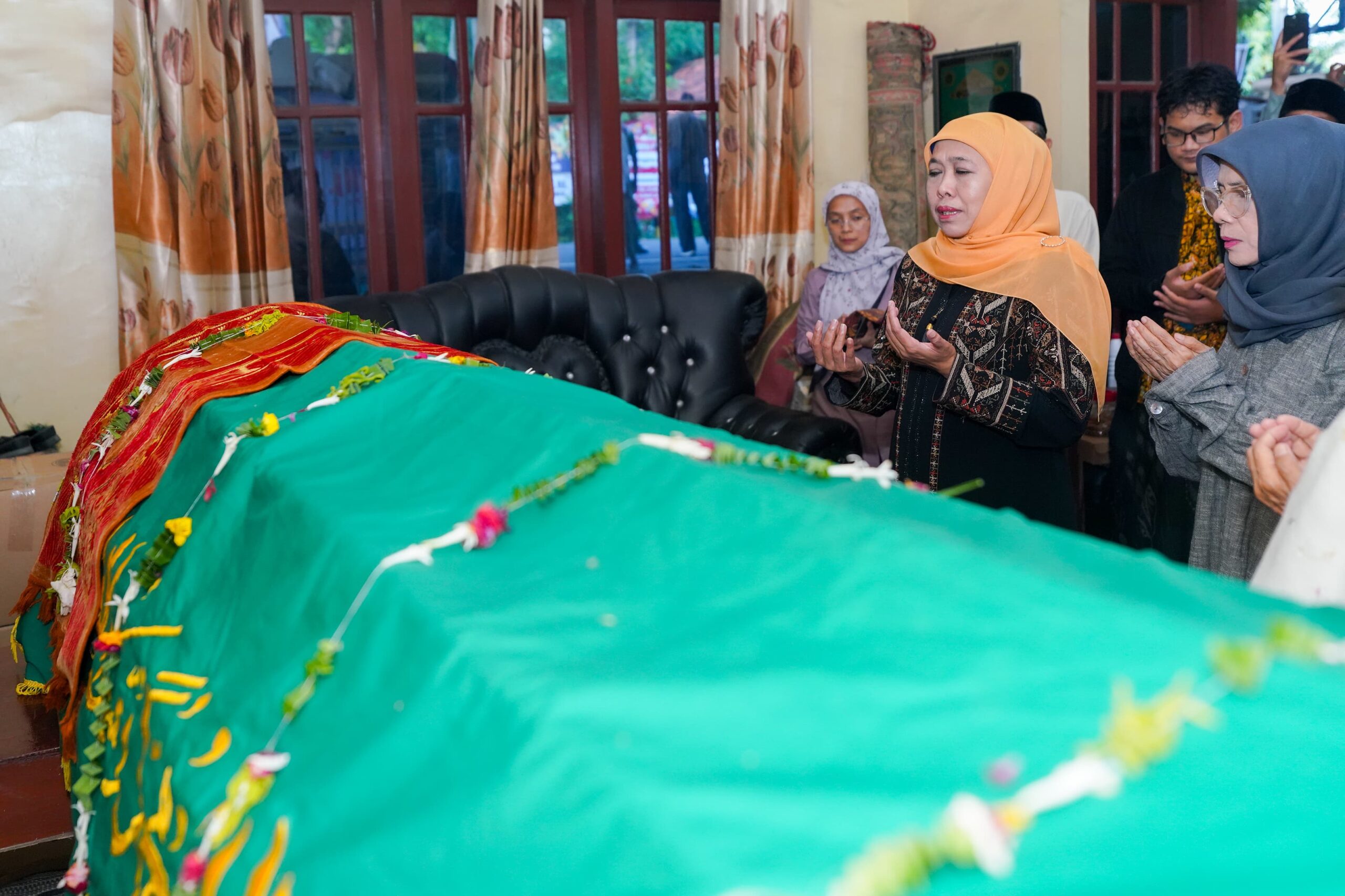 Takziah Ibunda Mahfud MD, Khofifah: Insya Allah Khusnul Khotimah Wafat di Hari Jumat dan Usai Salat Subuh