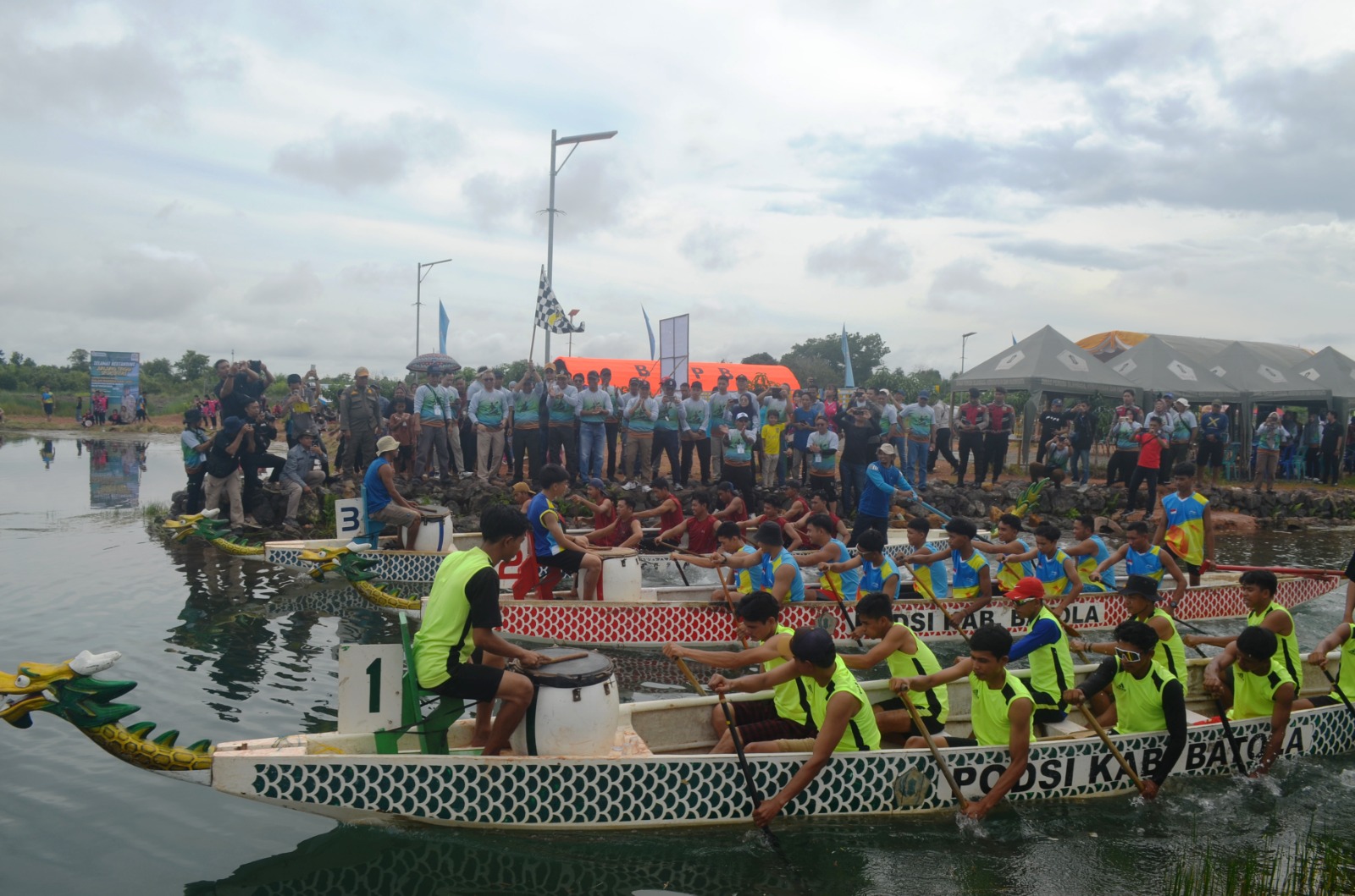 Puluhan Peserta Berbagai Daerah Lomba Perahu Naga di Batola
