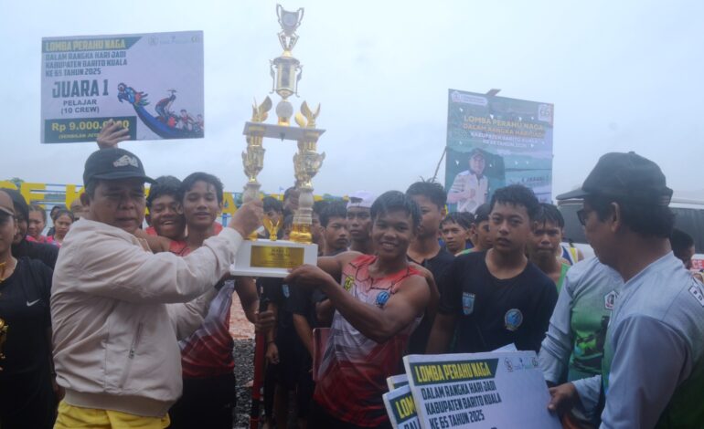 Banjarmasin Juara Umum Lomba Dayung Perahu Naga di Batola